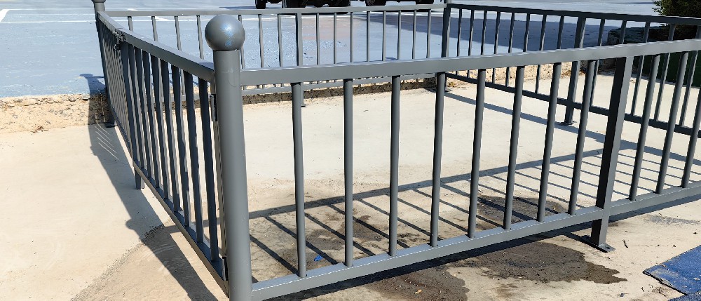 不銹鋼表面的藝術(shù)重塑：晨虹醇酸外用磁漆，輥涂新選擇